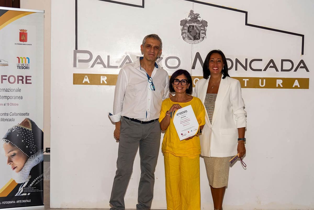 L'artista contemporanea Stefania Turco con Nino Argentati (presidente di PitturiAmo) e Anna Soricaro (critico, perito e curatrice d’arte) in occasione dell'esposizione "Metafore" avvenuta a Caltanissetta, Sicilia presso il palazzo Moncada
